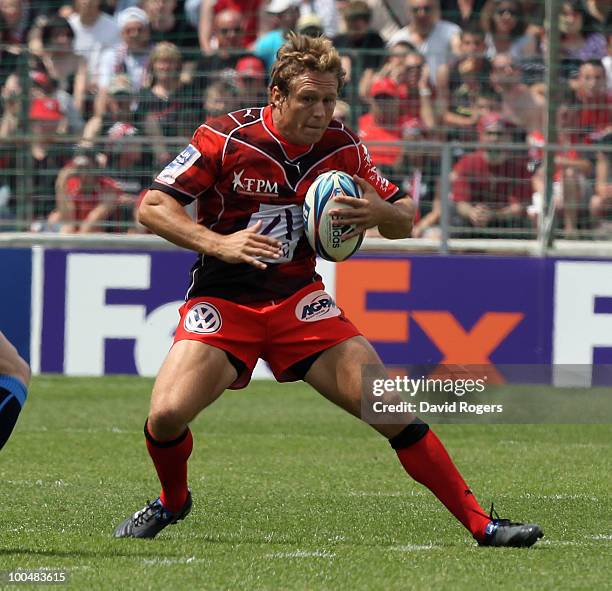 Jonny Wilkinson of Toulon lines up a kick during the Amlin Challenge Cup Final between Toulon and Cardiff Blues at Stade Velodrome on May 23, 2010 in...