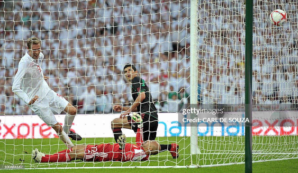 England's Peter Crouch (L) celebrates af