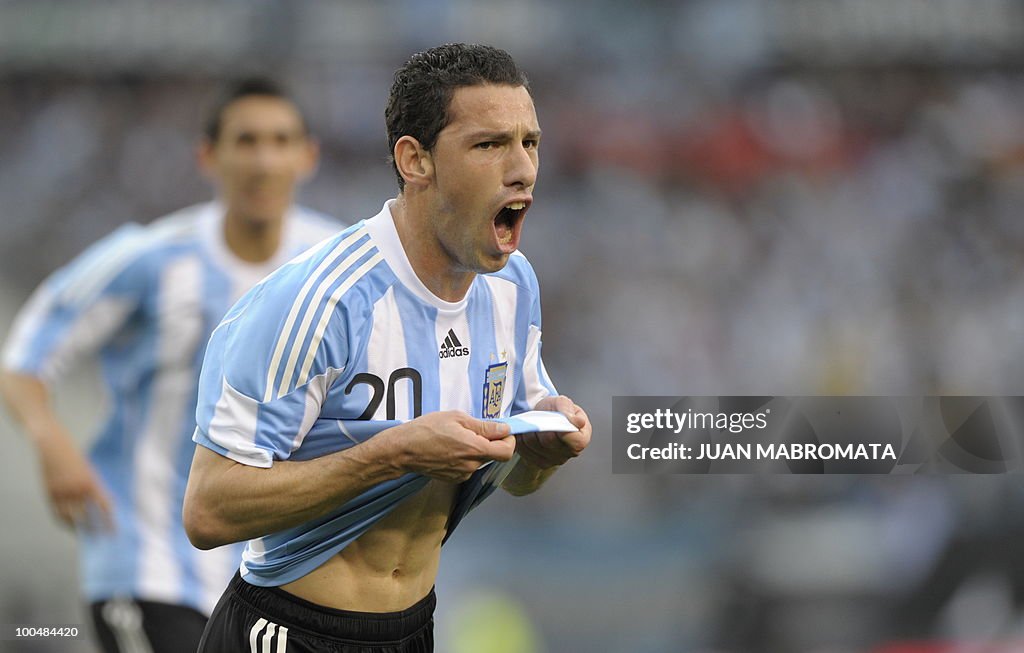 Argentina's midfielder Maxi Rodriguez ce