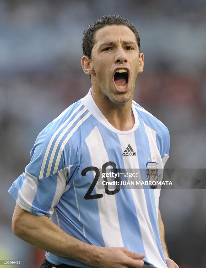 Argentina's midfielder Maxi Rodriguez ce