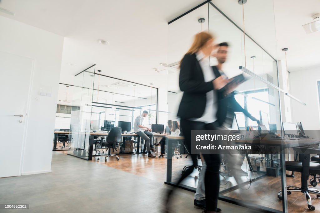 Compañeros de trabajo hablar y caminar