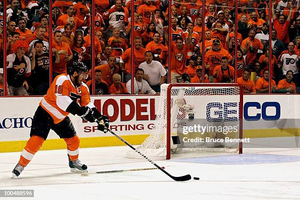 Mike Richards of the Philadelphia Flyers regains control of the puck on his way to scoring after colliding with Jaroslav Halak and Roman Hamrlik of...