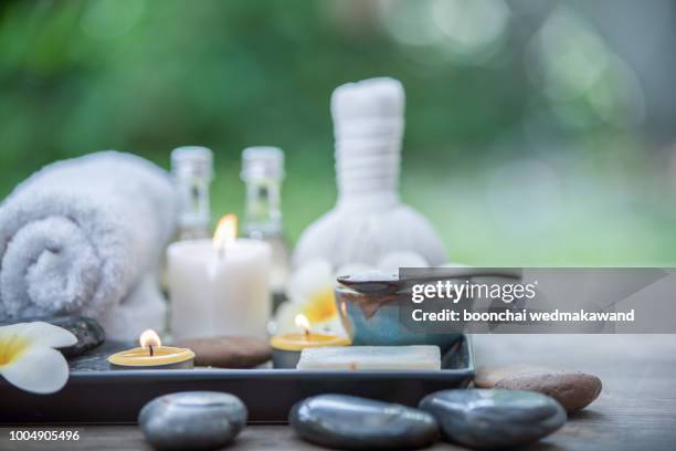 beautiful composition of spa treatment on wooden table - balneario fotografías e imágenes de stock