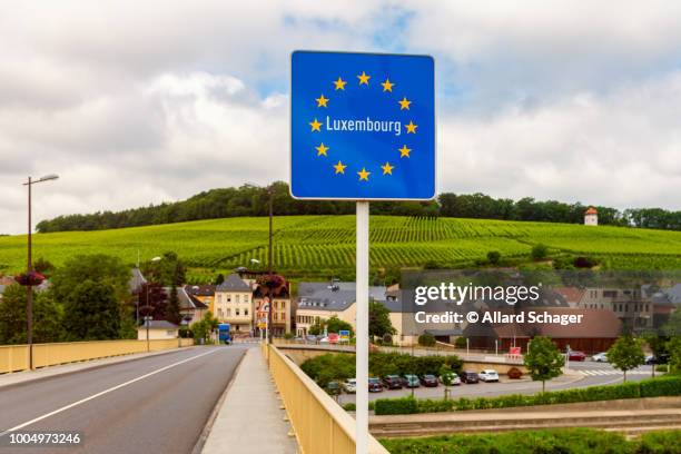 entrance sign to luxembourg - grenzbaum stock-fotos und bilder