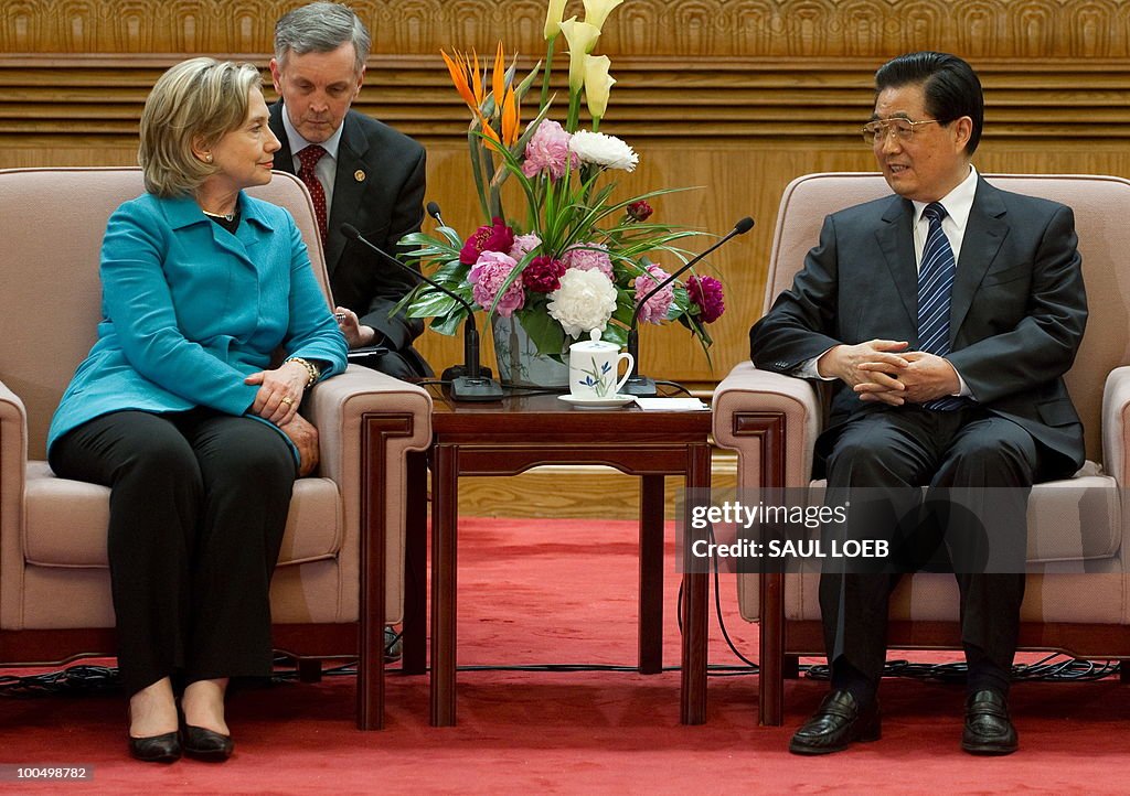 Chinese President Hu Jintao (R) speaks w