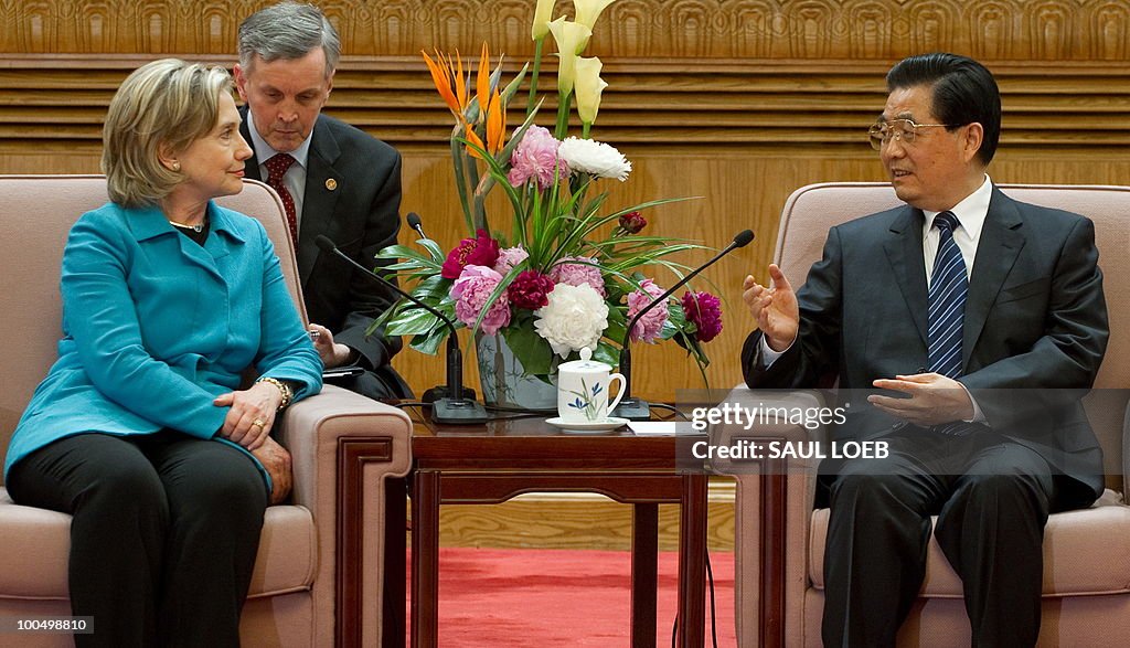 Chinese President Hu Jintao (R) speaks w