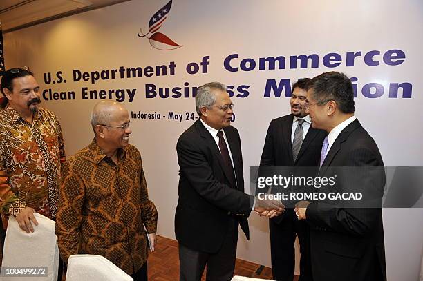 Secretary of Commerce Gary Locke shakes hands with the head of the panel of Indonesian energy experts Heman Ibrahim, while Arian Ardie, , Hilmi...