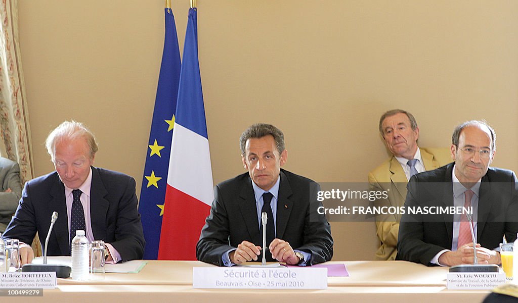 French President Nicolas Sarkozy (C), Fr