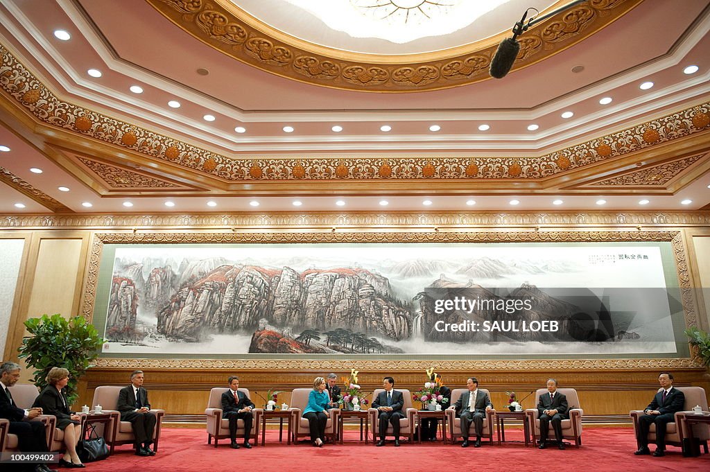 Chinese President Hu Jintao (R) speaks a