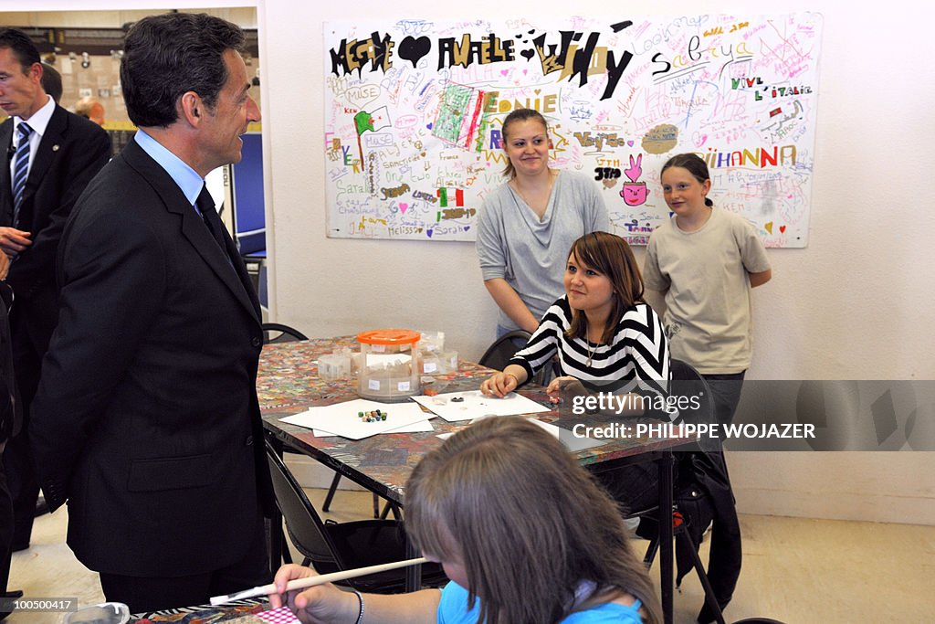 French President Nicolas Sarkozy (L) spe