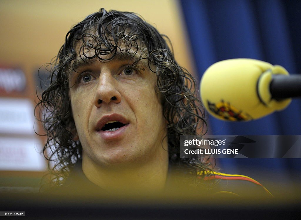 Spain's defender Carles Puyol gives a pr