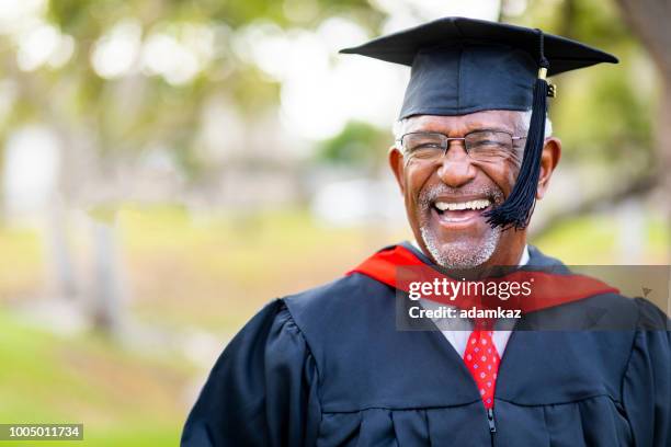 porträt von senior afroamerikanische absolvent - graduierten talar stock-fotos und bilder