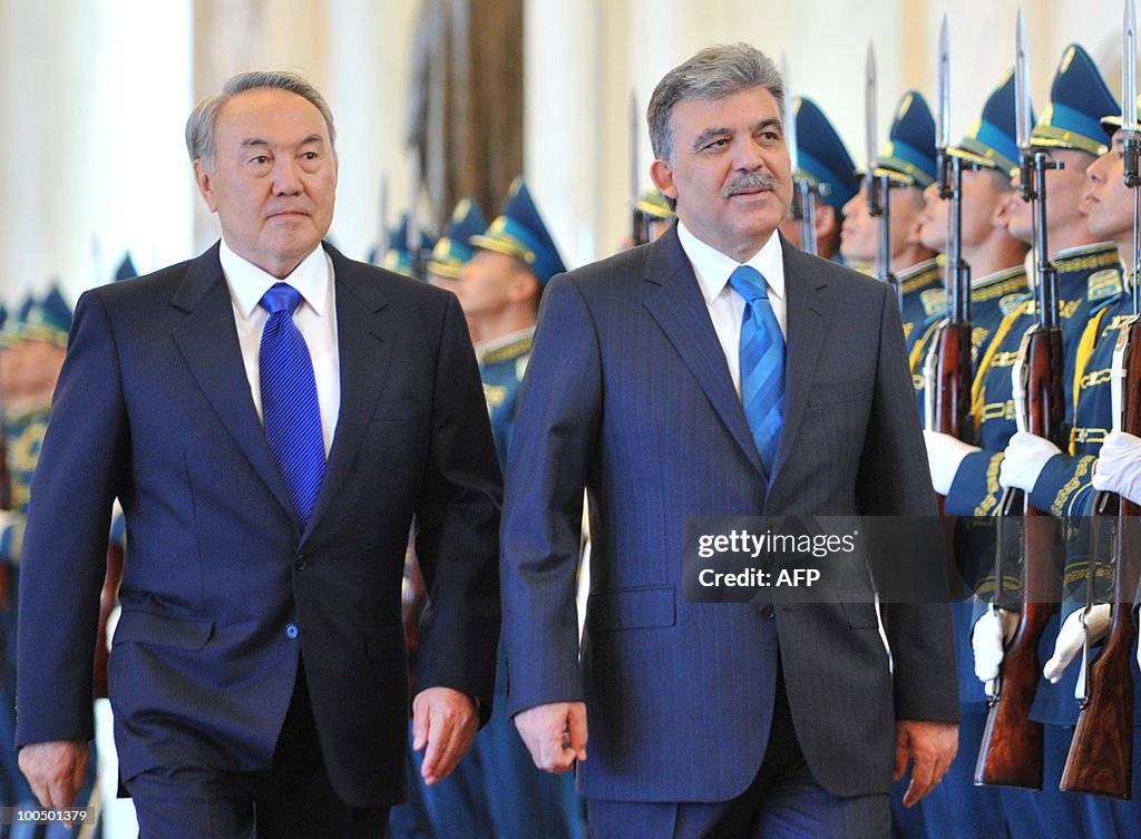 Turkish President Abdullah Gul (R) and K