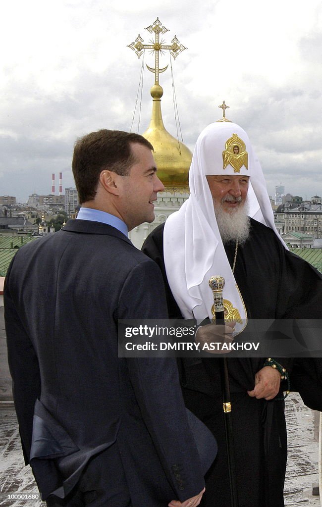 Russian President Dmitry Medvedev (L) Ec