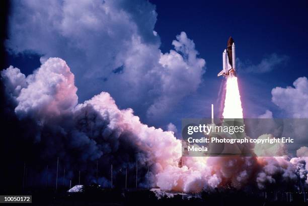 space shuttle - taking off imagens e fotografias de stock