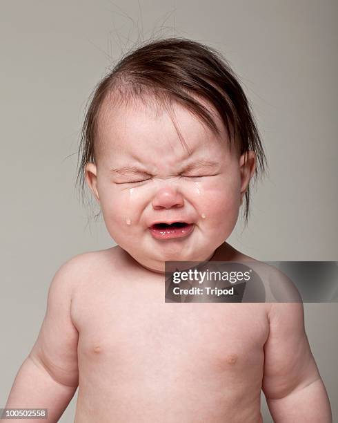 baby girl (6-9 months) crying - ein weibliches baby allein stock-fotos und bilder