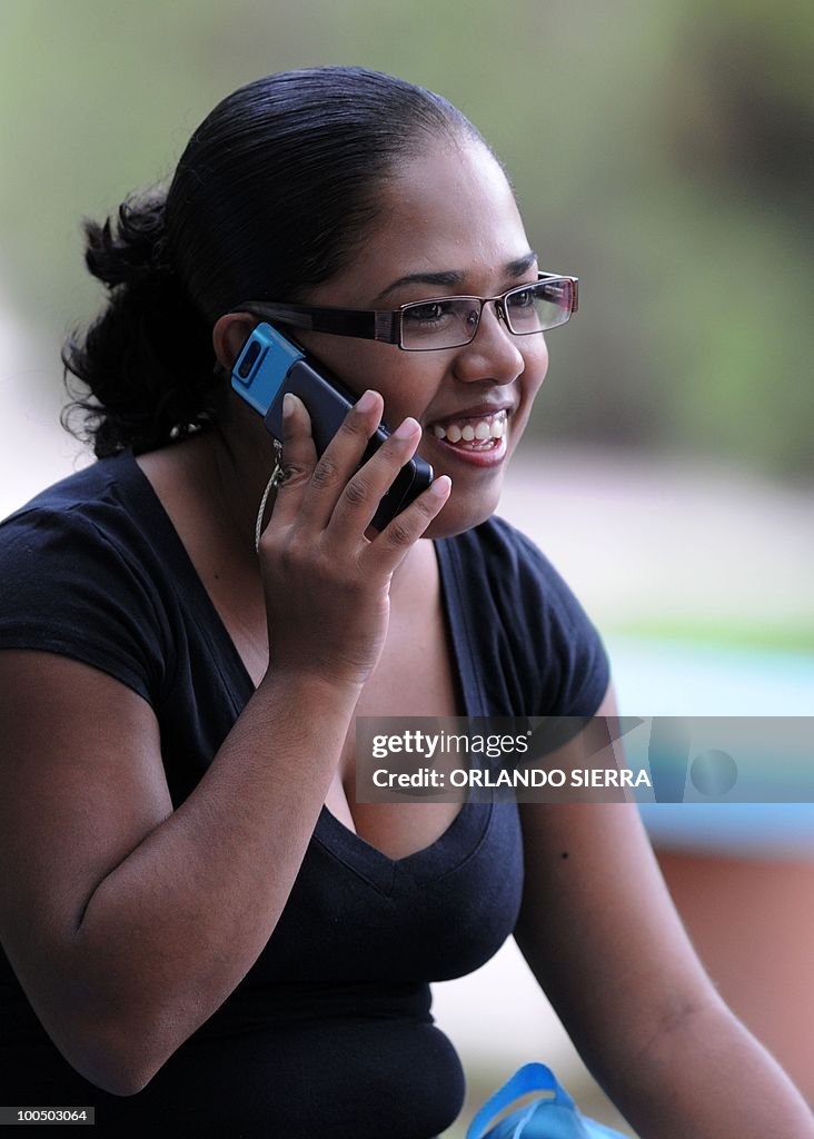 A Honduran young woman speaks by her mob