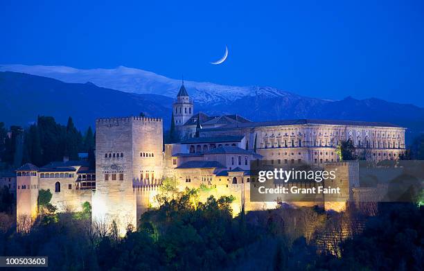 evening view of palace - alhambra and granada stockfoto's en -beelden