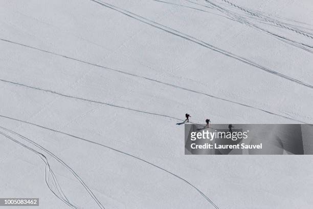 top view of three people skiing near mont blanc, chamonix-mont-blanc, france - laurent sauvel photos et images de collection