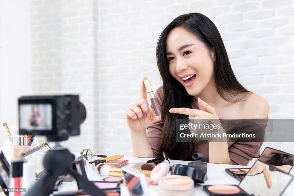 Hermosa mujer asiática belleza vlogger grabación tutorial maquillaje