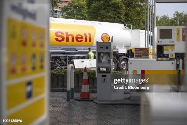 Shell Delivery 25 Shell Fuel Tanker Deliveries Ahead Of Earnings Stock Photos, High ...