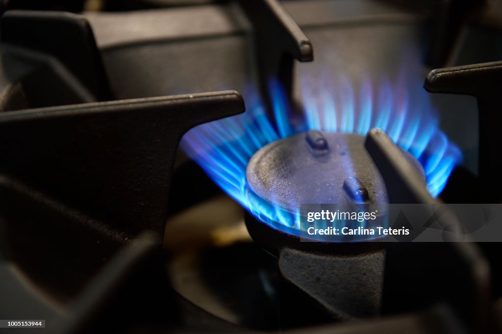 Gas stove burner with blue flame