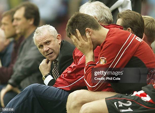 Sunderland manager Peter Reid looks down the line of the bench to his players holding their heads in their hands during the FA Barclaycard...