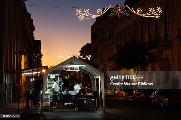 ponce, plaza las delicias - würstchenstand stock-fotos und bilder