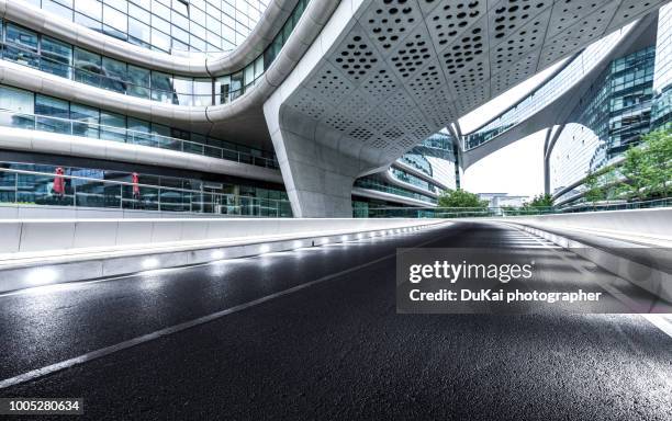 shanghai inner city road - view of city square in shanghai china stock-fotos und bilder