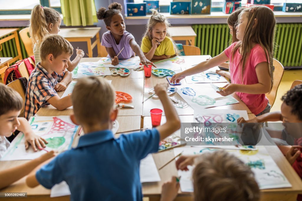 Grote groep van elementaire studenten een kunst-klasse in de klas.