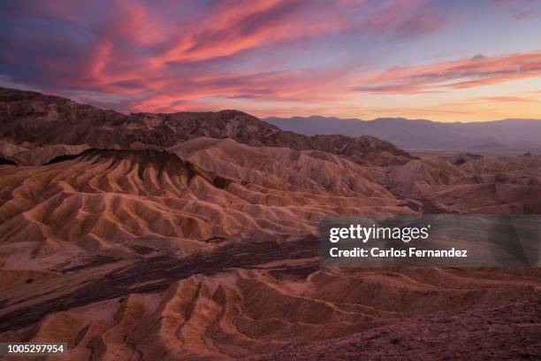 zabriskie point at sunset, death valley - mojavewoestijn stockfoto's en -beelden