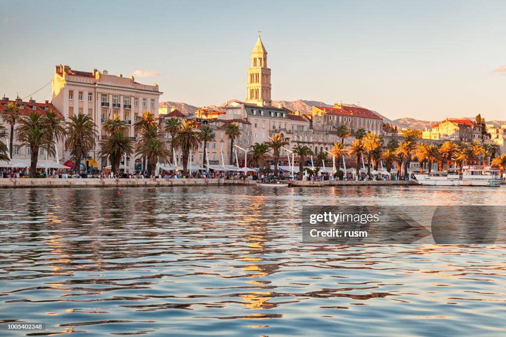 Blick auf Altstadt Split aus dem Meer, Kroatien