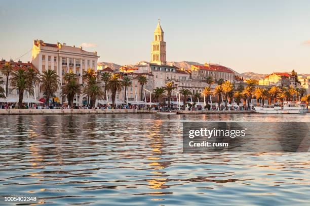 blick auf altstadt split aus dem meer, kroatien - croatia stock-fotos und bilder