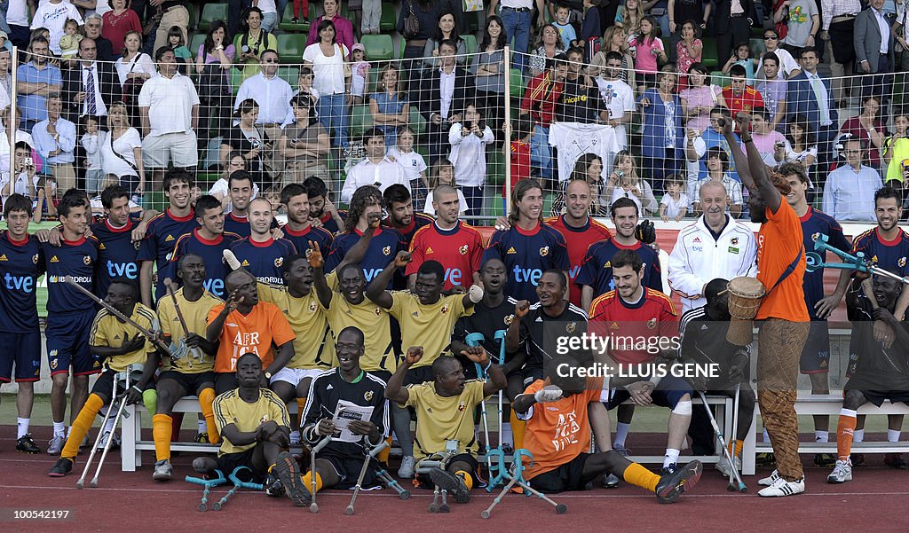 Spain´s football team pose with Sierra L