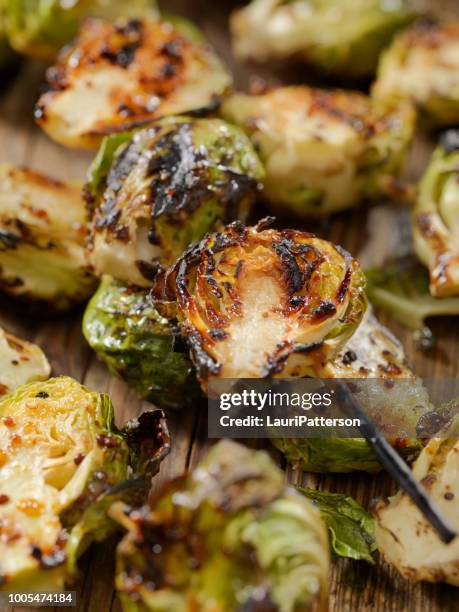 bbq-spruiten met korrelige mosterd, honing glazuur - grainy mustard stockfoto's en -beelden