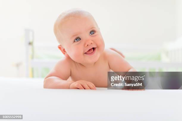 feliz niña bebé - gatear fotografías e imágenes de stock