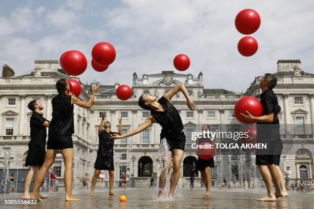 Juggled 60 Juggling Balls In The Air Stock Photos, High-Res Pictures, and ...