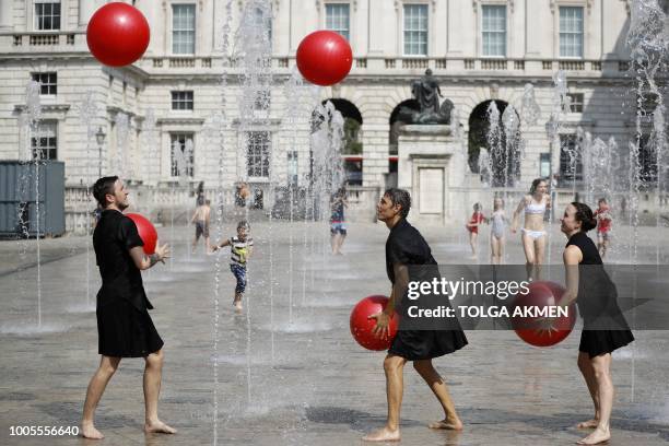Juggled 62 Juggling Balls In The Air Stock Photos, High-Res Pictures, and ...