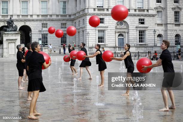 Juggled 64 Juggling Balls In The Air Stock Photos, High-Res Pictures, and ...