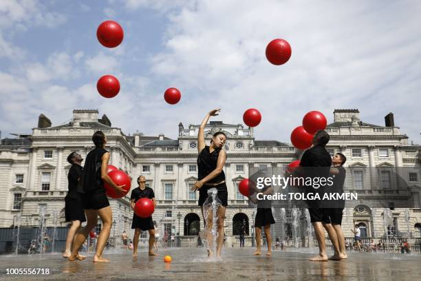 Juggled 64 Juggling Balls In The Air Stock Photos, High-Res Pictures, and ...