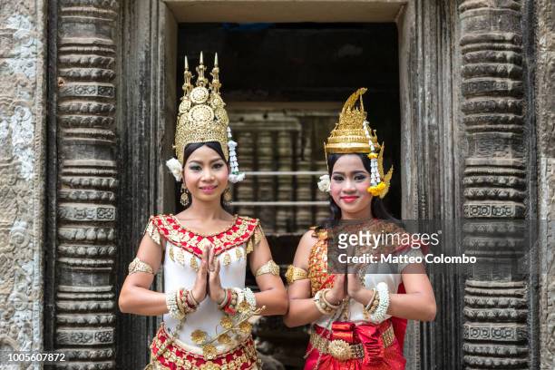 two khmer apsara dancers, angkor temples, cambodia - cambodia fotografías e imágenes de stock