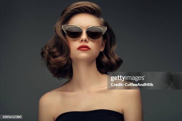 foto de estudio del joven hermosa mujer - chica pin up fotografías e imágenes de stock