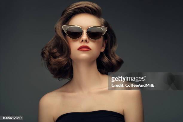 studio shot van jonge mooie vrouw - 1950 sunglasses stockfoto's en -beelden