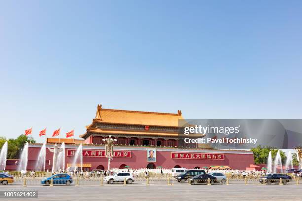 tiananmen gate of the forbidden city with mao tse-tung portrait, beijing, china - plein van de hemelse vrede stockfoto's en -beelden