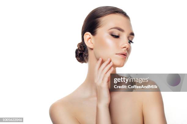 vacker ung kvinna med fräsch hud - beauty laser bildbanksfoton och bilder