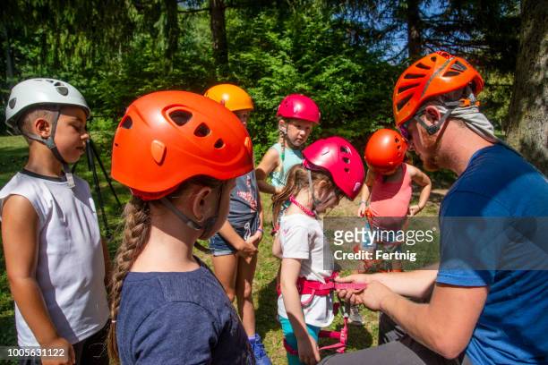 sommer klettern camp für kinder - boy rock climbing stock-fotos und bilder