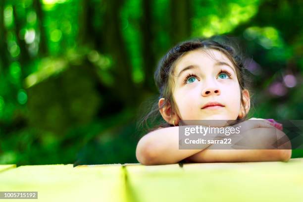 retrato de una hermosa niña - children thinking fotografías e imágenes de stock