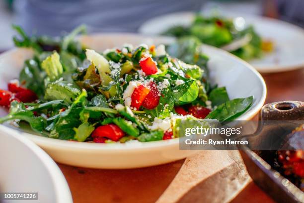 spinazie salade met aardbeien, geitenkaas, balsamico, en walnoten - salad stockfoto's en -beelden