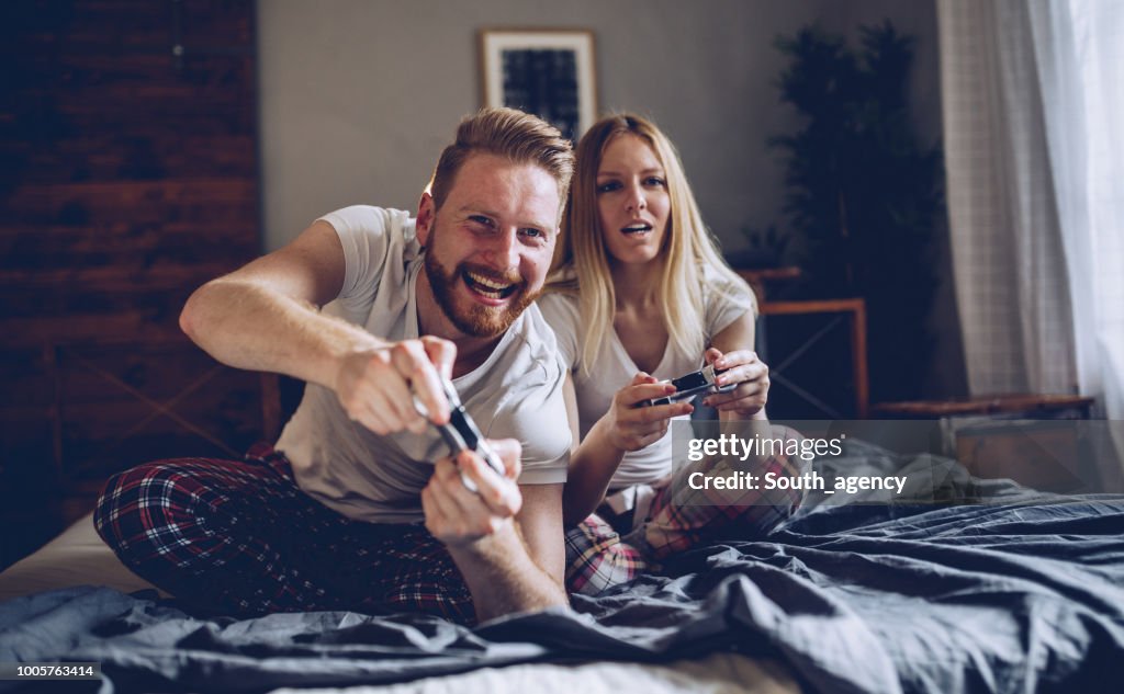 Juegos de video en la cama