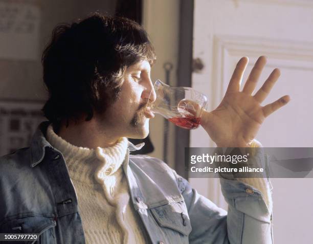 December 1973, Germany, Warendorf: Luigi Colani, German designer, demonstrates a wine glass he designed in his Palace Harkotten. Photo: Horst...